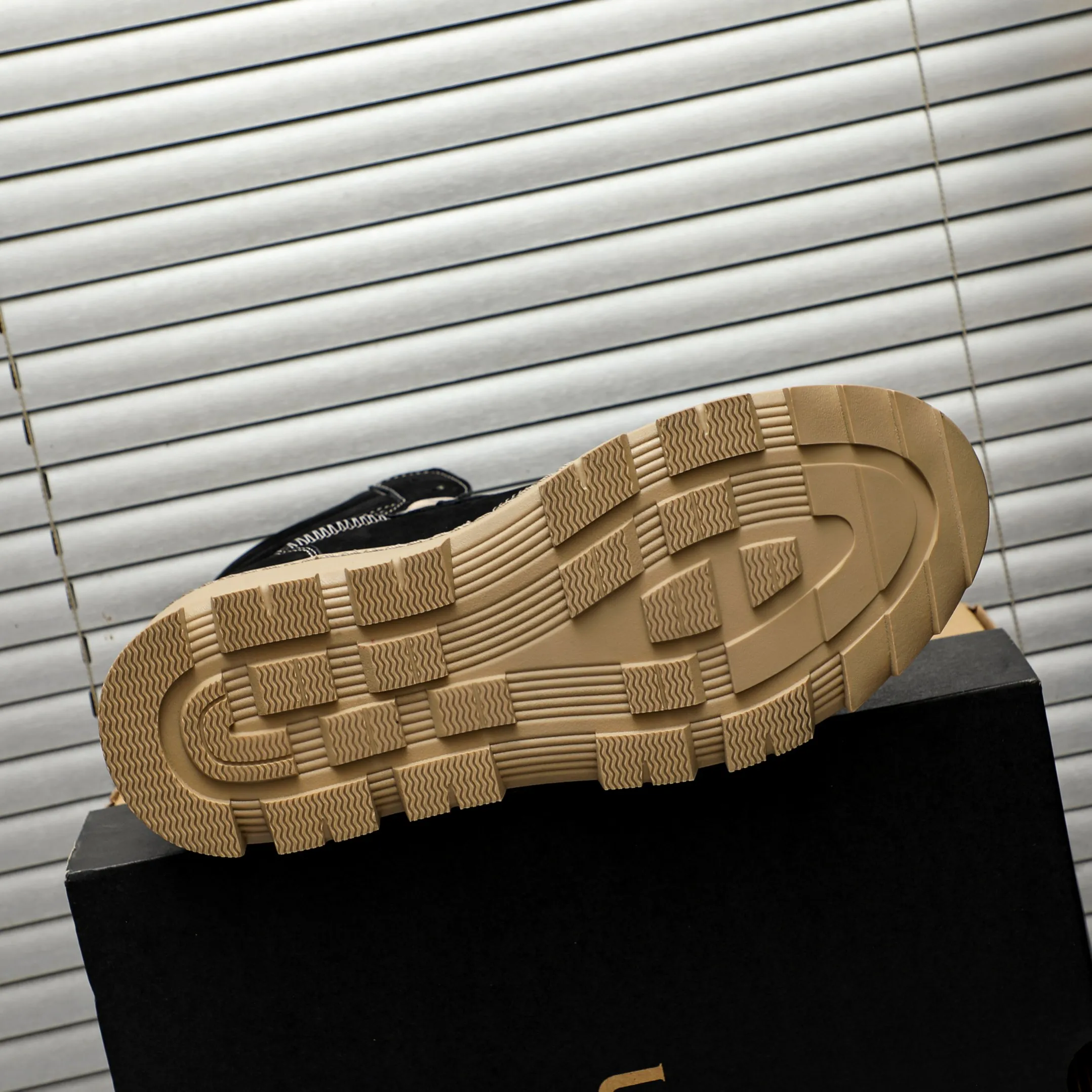 P620 Product trademark: "UGG" Gaobang men's shoes Regular size: 39-44 Product materials: Selected nubuck leather upper, wool lining, original outsole